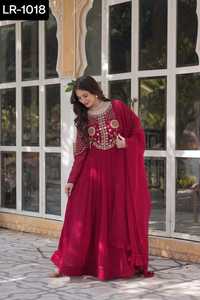 Robes traditionnelles indiennes les plus attrayantes, longues et belles robes de style Anarkali en faux fleurs pour mariage et festival - Product Image 4