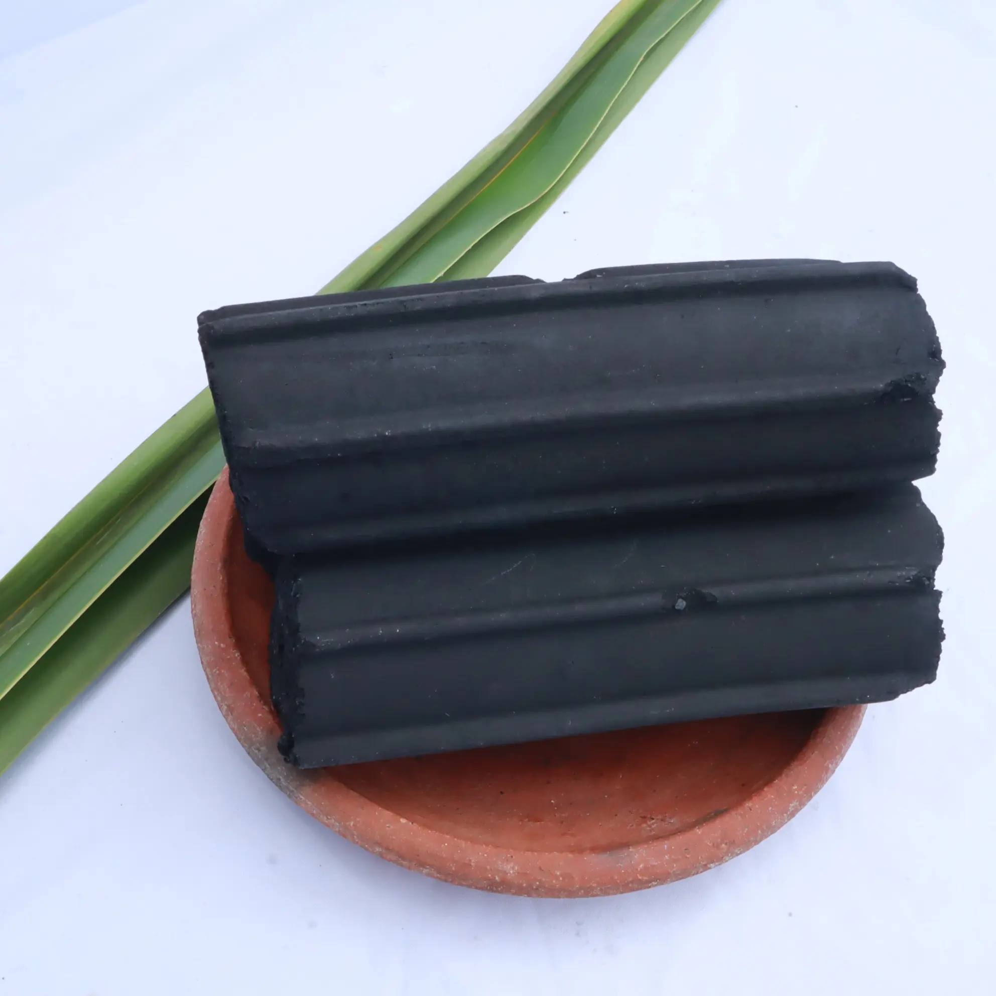 バーベキューグリル用の熟したココナッツシェルカーボンから作られた適切な取り扱いで100% 安全な効率的なパッキングチャコールブリケット