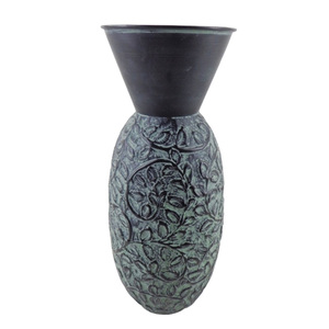 Vase à fleurs en métal bronze au design antique Pot de fleurs en fer moderne pour la maison et la décoration de table fait à la main et en gros en vrac - Product Image 5