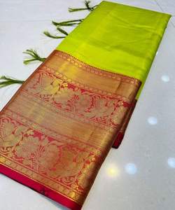 Saree en soie avec dentelle à fleurs avec détails en velours et tissu - Product Image 4
