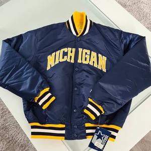 Veste en satin avec logo brodé personnalisé hommes femmes veste universitaire en satin léger blousons aviateur en chenille avec logo patch - Product Image 2