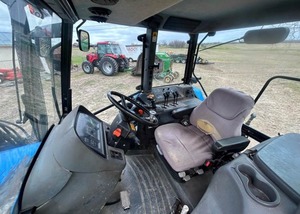 TRACTOR USADO COMO NUEVO HOLAND TM125 1051 con Cargador Autonivelante 72LA y Cucharón de Acoplamiento Rápido de 96 Pulgadas con Garra - Product Image 2