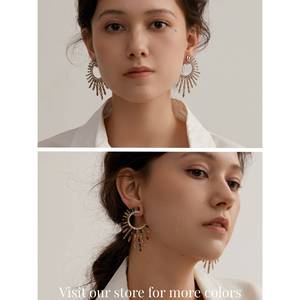 Orecchini a perno massicci placcati oro 14K con design astratto geometrico a raggi di sole color champagne, eleganti e alla moda - Product Image 2