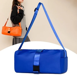 แฟชั่นใหม่กระเป๋าออกกำลังกายสำหรับผู้หญิง, กระเป๋าใส่ของความจุสูงสีทึบกลางแจ้งกีฬาสันทนาการกระเป๋าสะพายไหล่กระเป๋าขนมปัง - Product Image 1