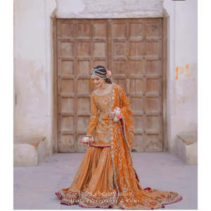 Achat en ligne : Robes de mariée sirène élégantes coupe trapèze pour Mehandi, avec plis décoratifs somptueux et entièrement doublées, idéales pour les événements nuptiaux festifs - Product Image 1