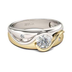 Anillo de Compromiso Jeulia de Plata de Ley con Bisel de Corte Redondo y Grabado en Dos Tonos - Product Image 2