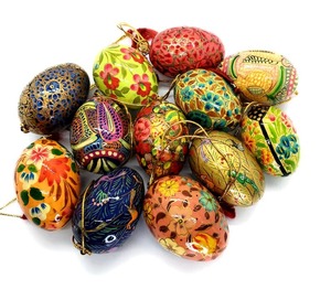 Oeufs de Pâques peints à la main exquis Kashmiri Paper Mache Art Charme parfait pour vos célébrations et bannières de fête - Product Image 1