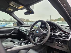 BMW X5 M Sport Auto X drive 2017 de segunda mano con transmisión automática, asientos de cuero oscuros e incentivos de envío gratis - Product Image 3