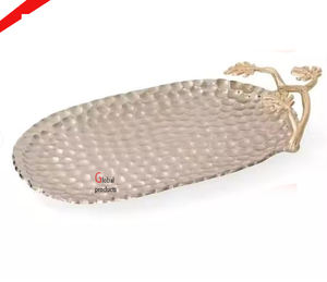 Plateau de service de forme ovale en métal aluminium martelé fini argent de créateur - Product Image 1