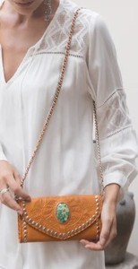 การออกแบบขนนกด้วยมือพิมพ์ด้วยมือแบบใหม่ล้อมรอบหินเทอร์ควอยซ์บนแผ่นปิดด้วยหมุดสีเงินและรายละเอียดการทอผ้า - Product Image 5