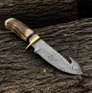 Couteau de chasse en acier damassé fait à la main avec cerf et laiton, avec gaine en cuir. - Product Image 1
