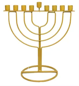 Décoration d'éclairage de Hanukkah Une menorah élégante en plaqué or crée une ambiance chaleureuse pour la décoration de vacances luxueuse de Hanukkah - Product Image 5