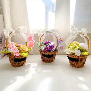 Panier de fleurs tricoté à la main transfrontalier avec roses artificielles, lys et gypsophile pour la fête des enseignants/la fête des mères - Product Image 4