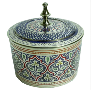 Un pot en laiton vibrant avec une base de piédestal, comportant le travail étendu de Meenakari (émail) sur le couvercle au prix en gros bon marché - Product Image 5