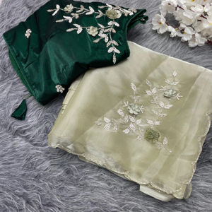 ชุดส่าหรีผ้าซาตินไหมอินเดียสีเขียว ดีไซน์หรูหราแบบราชวงศ์ พร้อมเสื้อคลุมแฟนซีสุดพิเศษ สไตล์ดั้งเดิม ล่าสุด เหมาะสำหรับงานแต่งงาน สำหรับผู้หญิง - Product Image 1