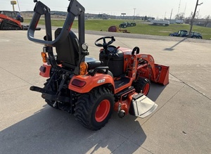 Tracteur utilitaire compact 4x4 diesel BX2680 25 CV avec chargeur frontal, tondeuse et moteur pour usage agricole et de pelouse - Product Image 4