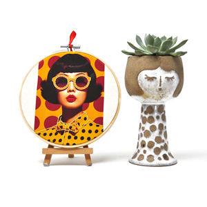 Décoration murale moderne en broderie avec illustration vintage 15 cm - Product Image 1