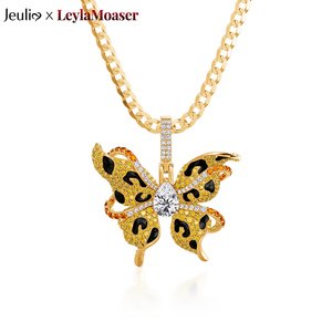 Collier chaîne en acier inoxydable plaqué or Jeulia X Leyla, motif léopard sauvage et papillon - Product Image 1