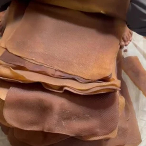 Caucho natural hecho en Vietnam, hojas ahumadas acanaladas de corte en la industria de procesamiento, hechas en el país de origen. - Product Image 2