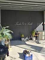 Store vertical moderne en aluminium avec fermeture éclair et design résistant aux intempéries
