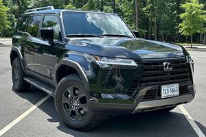 Lexus GX 550 Overtrail 2024 d'occasion en excellent état, V6 biturbo, 4x4 permanent, différentiels central et arrière verrouillables, non modifié - Product Image 3