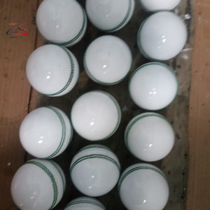 Pelota dura de grillo de cuero de alta calidad hecha en Pakistán - Product Image 1