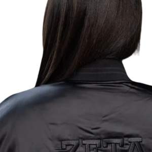 Blouson aviateur en satin noir avec lettres grecques en relief Vêtements d'extérieur de sororité unisexe pour la mode grecque élégante et décontractée - Product Image 6