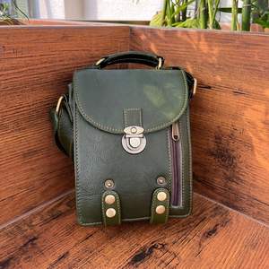 Bolso bandolera de cuero genuino de grano completo con varios compartimentos y soporte para teléfono móvil Bolso bandolera de cuero cosido a mano para unisex - Product Image 2