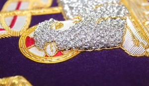 Emblema DE LA IGLESIA litúrgica, Cordero de Dios, Agnus Dei, apliques bordados a mano para vestimenta en terciopelo púrpura - Product Image 2