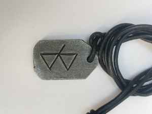 Colgantes de hierro forjado a mano con temas vikingos y nórdicos para diseñadores de joyería nórdicos y vikingos para reventa en forma de hoja. - Product Image 4