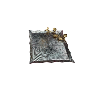 Plateau et plateaux de service à accent floral au design élégant Vaisselle ronde martelée de haute qualité pour la restauration en vente - Product Image 3