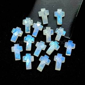 Pierre de lune arc-en-ciel naturelle à facettes en forme de croix sainte perles de pierres précieuses sculptées à la main 15mm pierre de sculpture en vrac à la main au prix de gros - Product Image 3