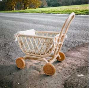 Meubles d'artisanat de poupée en rotin fabriqués à la main berceau de poupée lit pour tout-petits semblant de jouets en peluche poupée Miniature prix de gros - Product Image 6