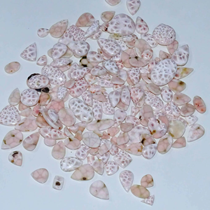 พลอยลาร์ิมาสีชมพูธรรมชาติ คุณภาพสูง รูปทรงคาโบชอง ทำด้วยมือและขัดเงา สำหรับทำเครื่องประดับหรือเป็นของขวัญสำหรับเธอ - Product Image 3