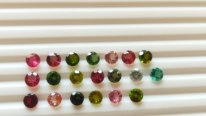 Vente en gros Lot de 6mm en forme de tourmaline naturelle à facettes en vrac cristaux taille brillant Quarts pierres précieuses rose vert certifié IGI - Product Image 3