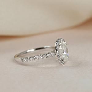 Bague de fiançailles en diamant ovale de 7x9mm | Bague de mariage de mariée Halo Pave Band | Bague d'anniversaire en argent sterling plaqué or 18 carats - Product Image 3