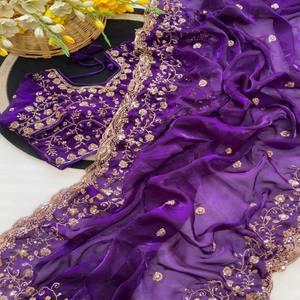 Sari de Seda Pura VASTRA COTTAGE con Bordado Original de Cuentas Doradas, Borde Calado con Trabajo Elaborado y Blusa Completamente Bordada - Product Image 2