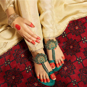 Zapatillas Kolhapuri Elegantes Color Verde Botella, Hechas a Mano, Antideslizantes, con Bordado Intrincado de Flores, Parte Superior de Gamuza y Terciopelo, para Todas las Temporadas - Product Image 3