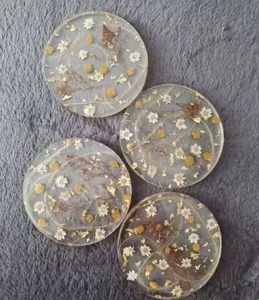 Dessous de verre en résine blanche avec motif floral bleu Dessous de verre décoratif élégant pour table à manger Table basse et cuisine - Product Image 4