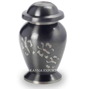 Urna de Metal Hecha a Mano, Hermosa Urna de Latón para Recuerdos, Diseño con Grabado de Hoja para Uso Funerario de Adultos a Precios Accesibles - Product Image 2
