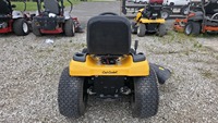 Tractor cortacésped Cub Cadet XT1 ST54 2023 equipado con plataforma de corte estampada de 54 pulgadas y conjunto de 2 bolsas para un trabajo de limpieza eficaz.