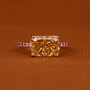 Anillo de Compromiso Clásico con Diamante Amarillo Radiante Cultivado en Laboratorio, Chapado en Oro de 14K, Anillo Moderno con Diamante Rosa de Corte Redondo y Engaste Pavé - Product Image 2