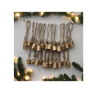 Cloches de vache en métal rustique vintage à succès |   Clochettes porte-bonheur faites à la main sur corde de jute |   Décoration de Noël pour la maison |   Décoration de ferme - Product Image 2