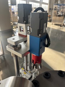 Machine de remplissage semi-automatique pour gloss et mascara avec bouchage servo - Remplisseur rotatif à moteur DD avec valve céramique et auto-nettoyant - Product Image 3
