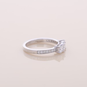 Bague de fiançailles et de mariage en diamant taille princesse certifiée IGI, trois pierres, avec bande pavée en or blanc/rose/jaune 14 carats - Product Image 5