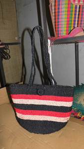 Fourre-tout en sisal de paille naturelle de Madagascar avec poignées en cuir de poche en raphia et fermeture à cordon de serrage Panier à main à motif rayé - Product Image 4