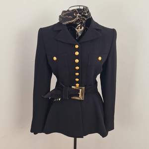 C'est une veste Love Shack Fancy Theda en laine mélangée noire - Product Image 5