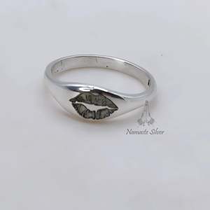 Anillo de Labios 'Beso Susurrante' Hecho a Mano en Plata de Ley con Diseño Incrustado, Joyería Delicada para el Amor Romántico - Product Image 1