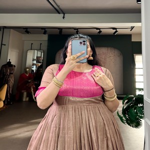 Vestido de tela VASTRA COTTAGE Mass Mello con elegante trabajo de tejido Zari, forro de seda, vestido de diseñador para fiestas y eventos festivos. - Product Image 4