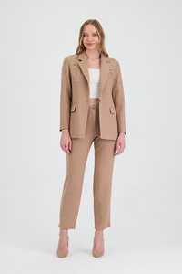 Ensemble de costume beige pour femmes de qualité supérieure avec blazer et pantalon à épaules cloutées pour femmes vêtements de bureau tissés de luxe perlés/prêts à être expédiés - Product Image 2
